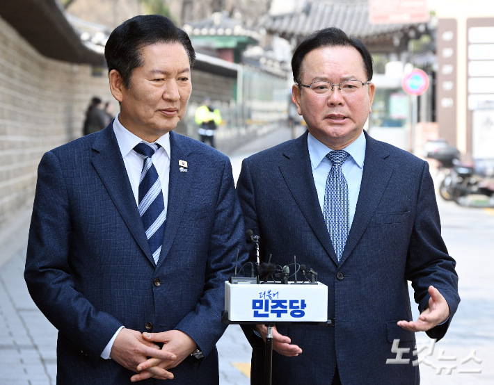 정청래 더불어민주당 대표와 김부겸 전 국무총리가 26일 서울 중구 달개비에서 회동한 뒤 회동 내용에 관해 설명하고 있다. 국회사진기자단