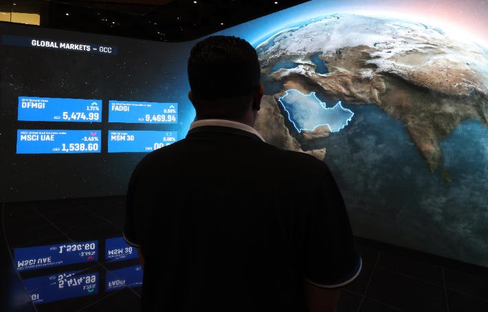 아랍에미리트(UAE) 금융시장에 표시된 호르무즈 해협 주변 지도. 연합뉴스