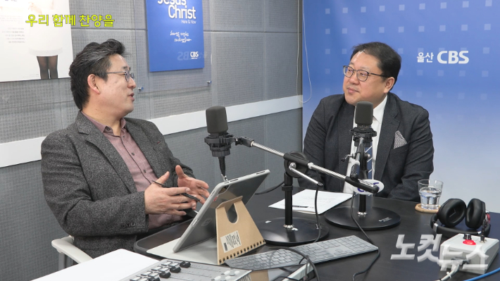 왼쪽부터 권정성 지휘자, 김대수 교수. 강승복 엔지니어