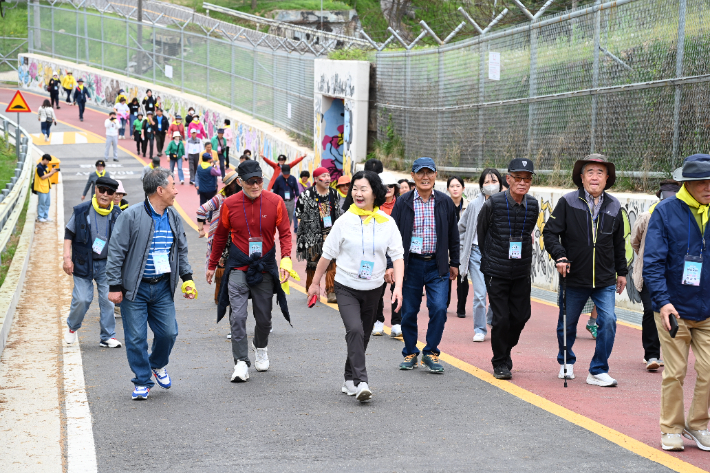 광주 남구 통일열차 탑승객들이 철책선을 탐방하고 있다. 광주 남구 제공