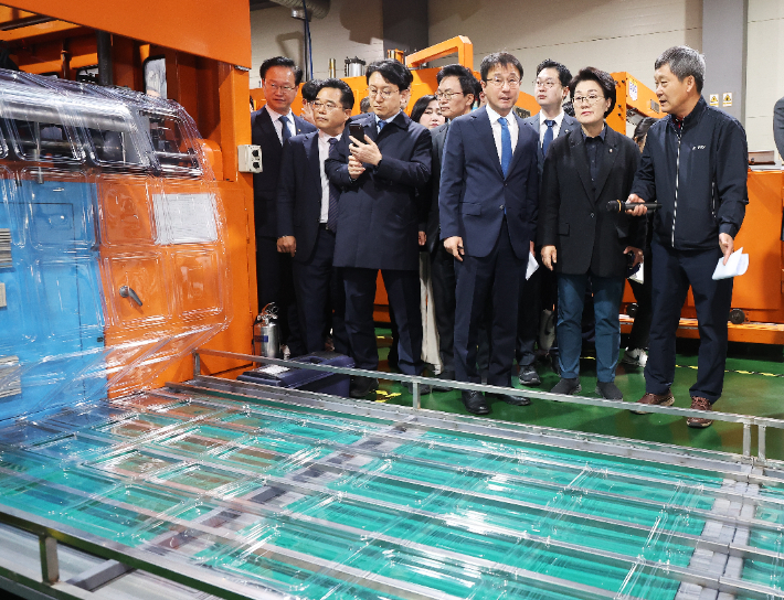 더불어민주당 한병도 원내대표가 27일 경기도 광주시 한 플라스틱 제품 제조기업에서 열린 중동 상황 민생현안 긴급 대응 및 상생협력을 위한 현장간담회에서 공장을 둘러보고 있다. 연합뉴스