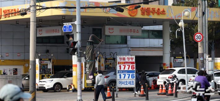 석유제품 2차 최고가격제 시행…붐비는 알뜰주유소