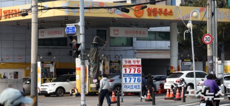 석유제품 2차 최고가격제 시행…붐비는 알뜰주유소