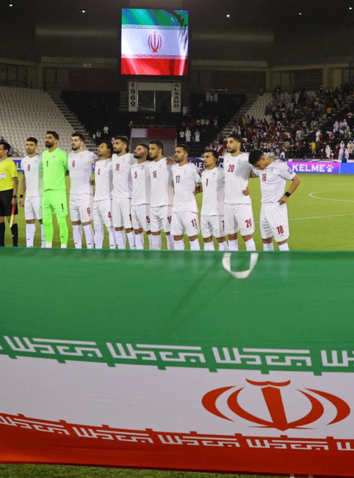이란 남자 축구대표팀이 지난해 6월 카타르와 2026 북중미 월드컵 예선을 치르기 전 국가 제창을 하고 있다. 연합뉴스