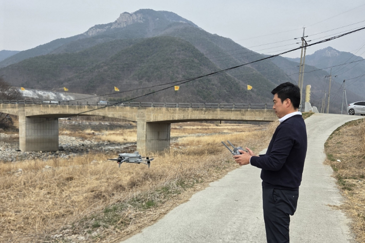 민원지적과 직원이 지적확정측량 대상지와 개발부담금 부과대상 사업지 현장에서 드론을 직접 조종하고 있다. 밀양시 제공