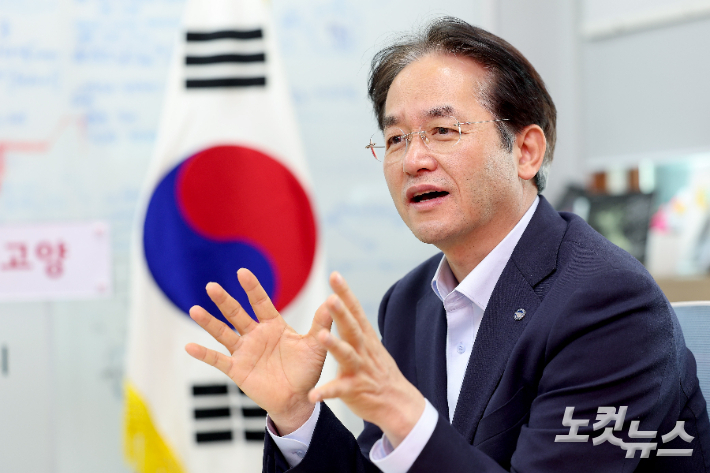 이동환 고양특례시장이 지난 27일 CBS노컷뉴스와의 인터뷰에서 BTS 공연에 맞춰 운영하는 '지역경제 살리기 빅세일 주간'과 '2026고양국제꽃박람회'에 대해 설명하고 있다. 고무성 기자