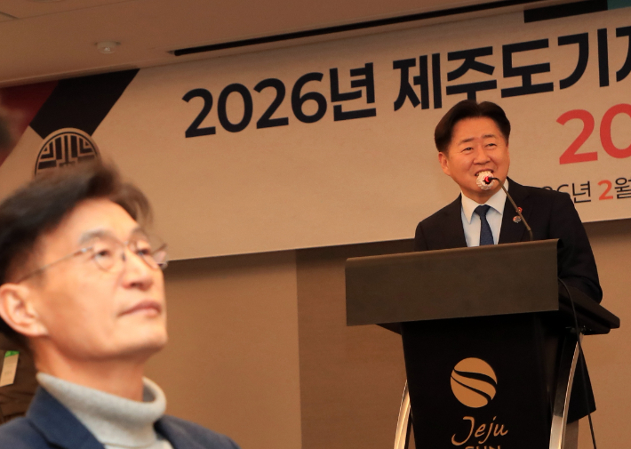 문대림 의원(사진 왼쪽)과 오영훈 지사. 제주도기자협회 제공