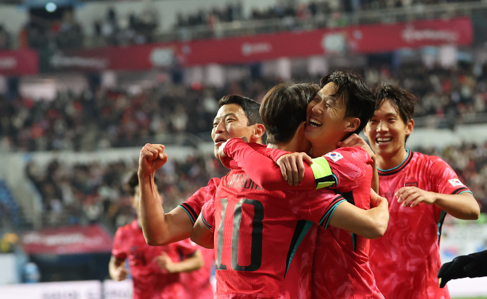 지난해 11월 14일 대전월드컵경기장에서 열린 볼리비아와의 친선경기에서 손흥민(사진 오른쪽에서 두번째)이 선제골을 터뜨린 후 기뻐하고 있다. 연합뉴스
