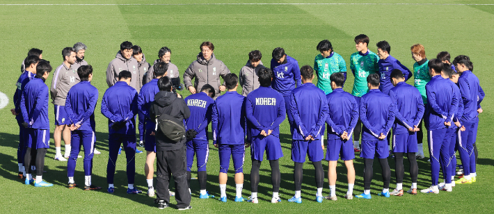 코트디부아르전을 앞둔 한국 축구 국가대표팀의 홍명보 감독이 26일(현지시간) 영국 런던 북서쪽 밀턴킨스 MK돈스 훈련장에서 본격적인 팀 훈련에 앞서 선수들을 지도하고 있다. 연합뉴스
