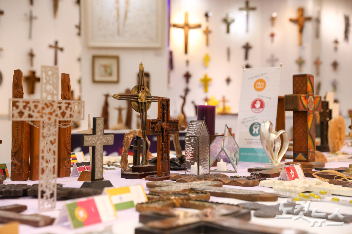 전시회장에 비치된 다양한 형태의 십자가. 최화랑 기자