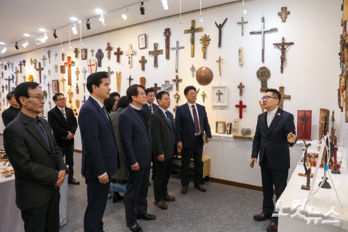 관람객들이 십자가 작품을 살펴보며 전시를 관람하고 있다. 최화랑 기자
