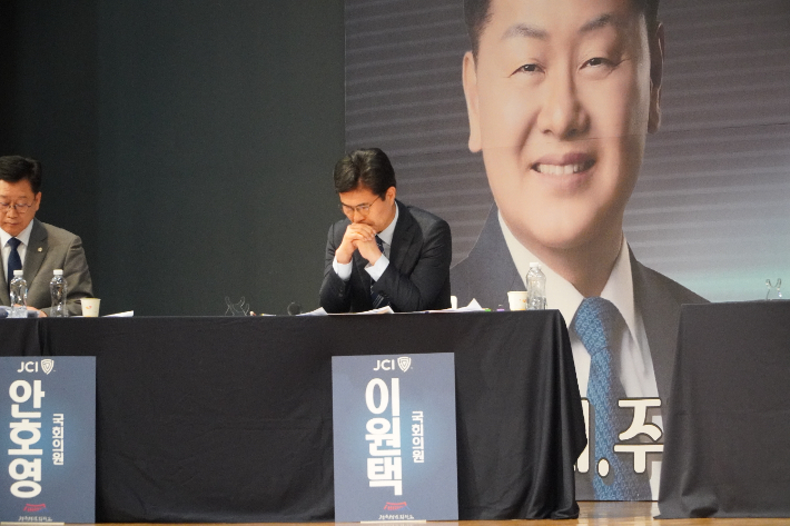 김관영 도지사이게 내란 동조 의혹 관련 질문을 한 후 생각에 잠긴 이원택 국회의원. 심동훈 기자