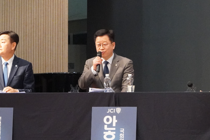 토론에서 질의하는 안호영 의원. 심동훈 기자