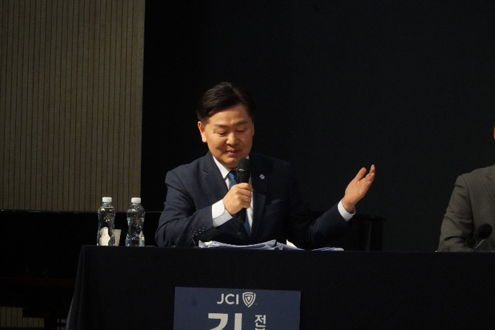 토론 과정에서 질문에 답하는 김관영 전북도지사. 심동훈 기자