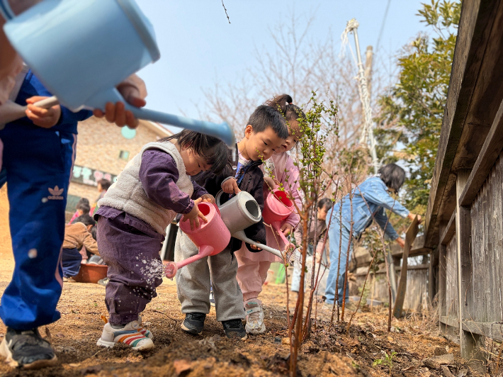 어린이들이 나무를 심은 뒤 물을 주고 있다. 경주환경운동연합 제공