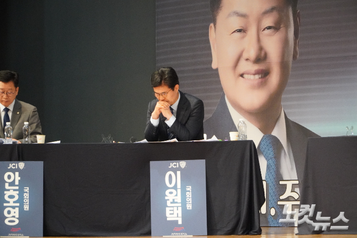 김관영 도지사이게 내란 동조 의혹 관련 질문을 한 후 생각에 잠긴 이원택 국회의원. 심동훈 기자