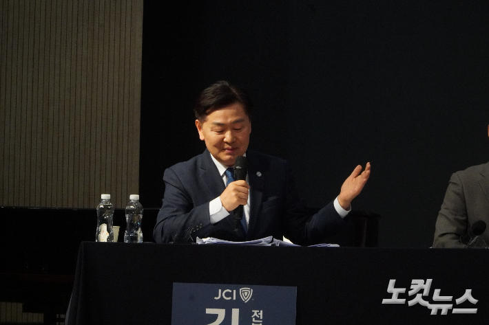 토론 과정에서 질문에 답하는 김관영 전북도지사. 심동훈 기자