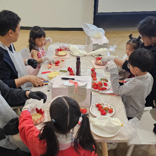 에너지아뜰리에 참가자들이 딸기 케이크를 만들고 있다. 한울본부 제공