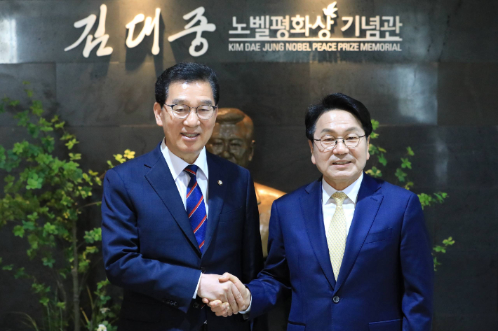 더불어민주당의 전남광주 통합 특별시장 후보 본경선을 일주일 앞두고 신정훈 국회의원과 강기정 광주시장이 27일 전남 목포 김대중 노벨평화상 기념관에서 단일화에 전격 합의했다. 강기정 캠프 측 제공