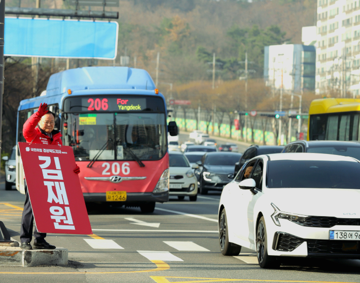 김재원 예비후보가 포항에서 거리인사를 하고 있다. 김재원 예비후보 캠프 제공