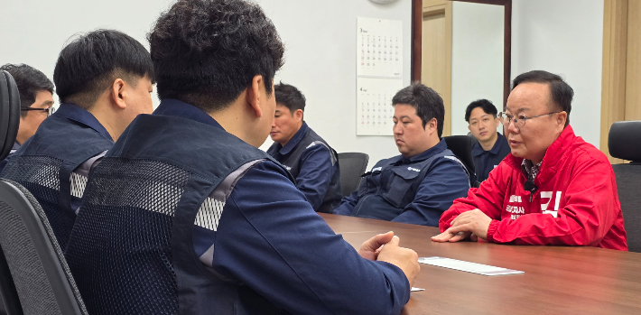김재원 예비후보가 포항에서 현대제철 노조원들과 간담회를 갖고 있다. 김재원 예비후보 캠프 제공