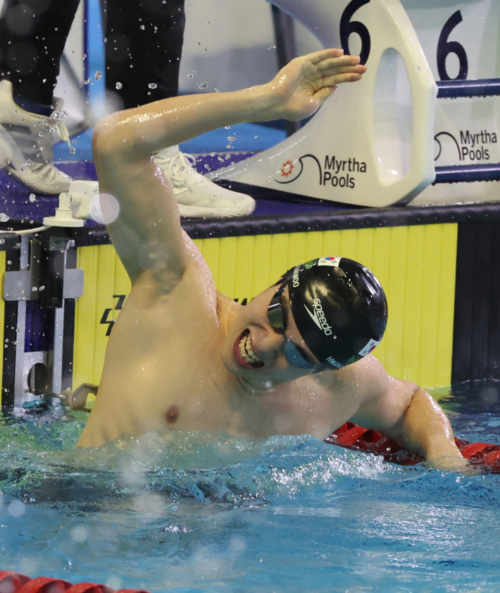 지난해 10월 20일 오후 부산 동래구 사직실내수영장에서 열린 제106회 전국체육대회 수영 남자일반부 자유형 200m 결승에서 황선우(강원도청)가 기록을 확인하고 포효하고 있다. 연합뉴스 