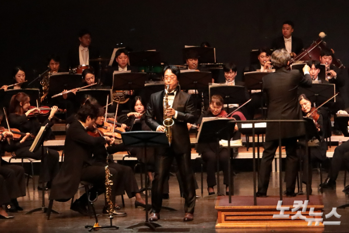27일 영화의전당 하늘연극장에서 열린 부산CBS교향악단과 함께하는 CBS콘서트 '출항-Voyage to the New World'에서 색소포니스트 서영교가 연주하고 있다. 설유정PD