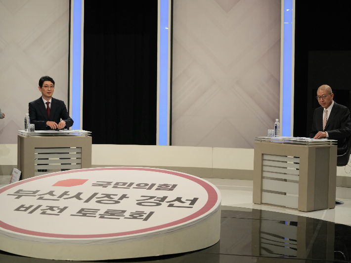 국민의힘 부산시장 경선 토론회에 나선 박형준 시장(오른쪽)과 주진우 의원(왼쪽). 국민의힘 제공