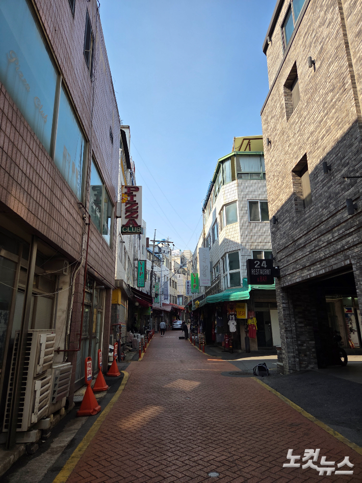 지난 17일 방문한 평택 오산공군기지(K55) 앞 신장 쇼핑몰거리. 골목길 점포 상당수는 간판 불이 꺼져 있거나 문이 닫혀 있었다. 정성욱 기자