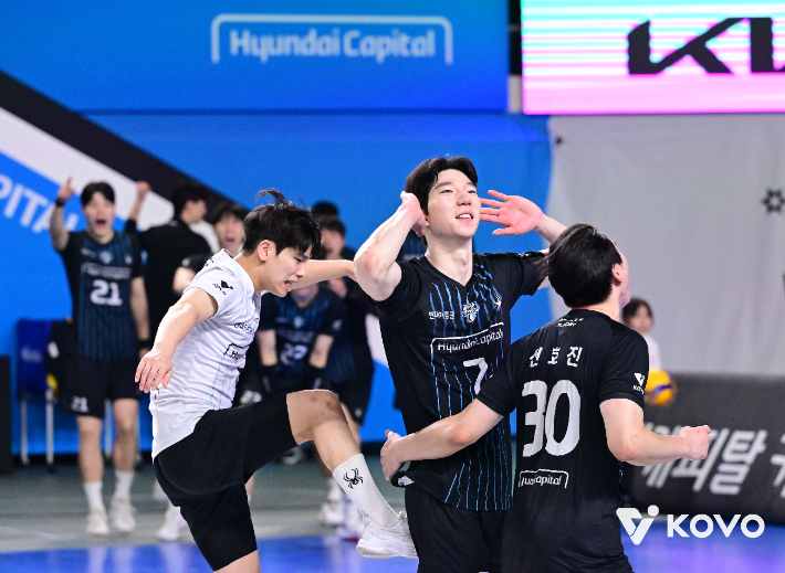 현대캐피탈 허수봉이 27일 우리카드와 PO 1차전에서 득점한 뒤 동료들과 세리머니를 하고 있다. KOVO 