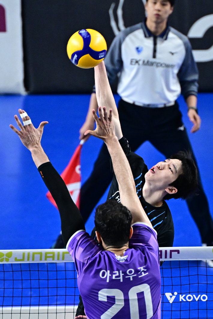 허수봉이 아라우조의 블로킹을 뚫고 강타를 터뜨리는 모습. KOVO 