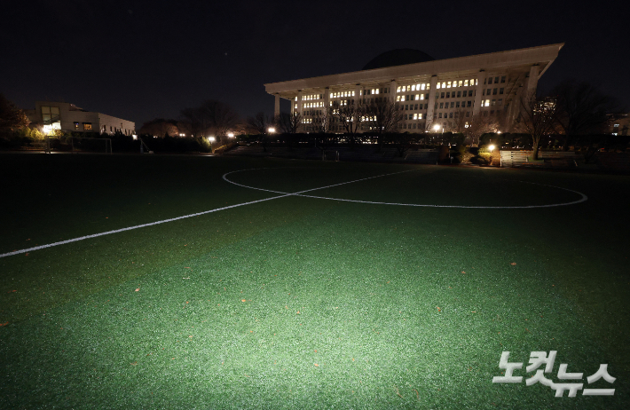 계엄군 헬기가 착륙한 국회의사당 운동장 모습. 황진환 기자