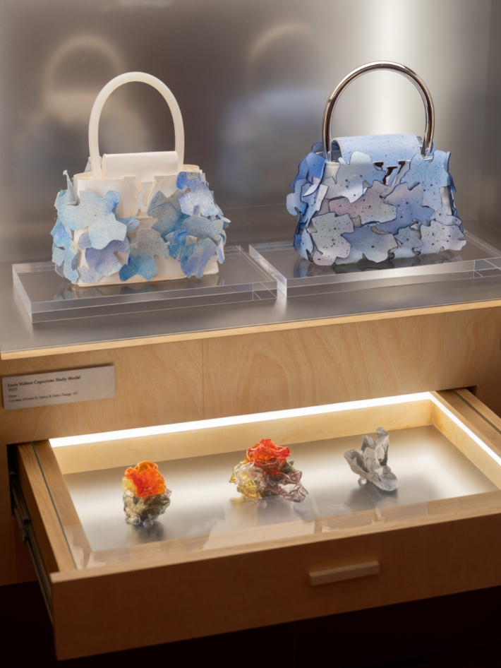 루이 비통이 2026 아트 바젤 홍콩(Art Basel Hong Kong)의 공식 파트너로 참여해, 건축가 프랭크 게리(Frank Gehry)와의 협업을 조명하는 전시를 선보인다. 루이 비통 제공