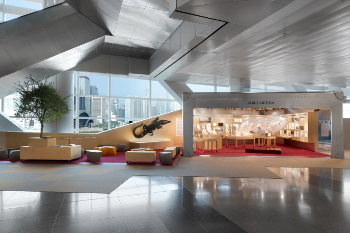 루이 비통이 2026 아트 바젤 홍콩(Art Basel Hong Kong)의 공식 파트너로 참여해, 건축가 프랭크 게리(Frank Gehry)와의 협업을 조명하는 전시를 선보인다. 루이 비통 제공