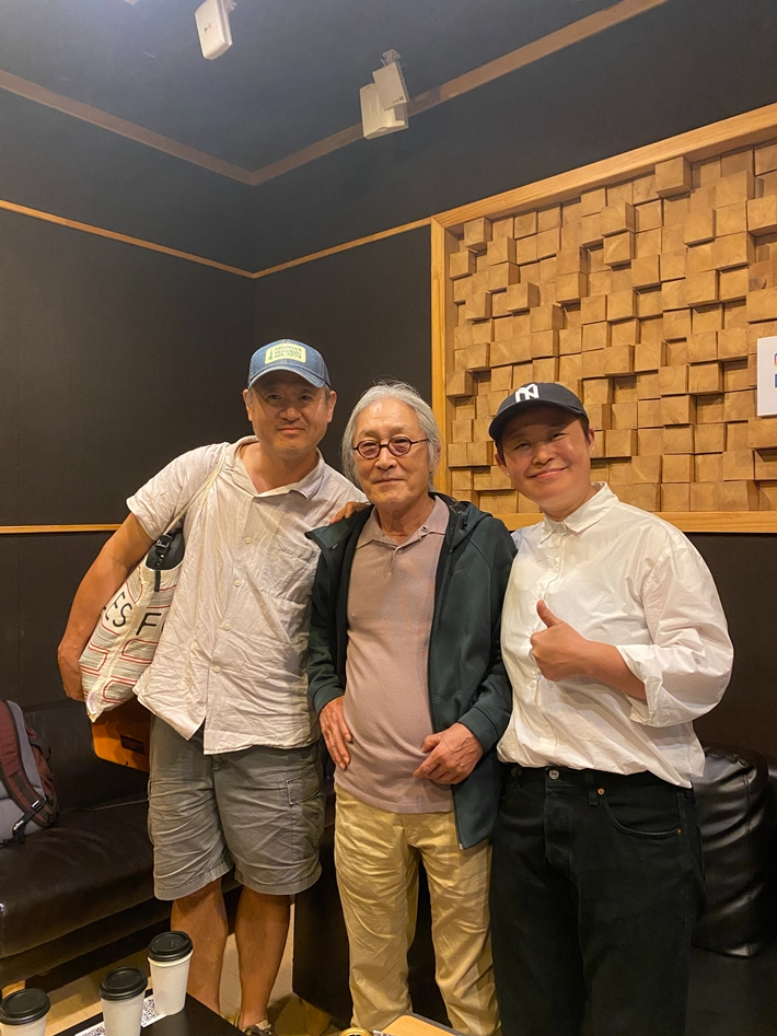 왼쪽부터 정수욱, 엄인호, 강허달림. 정수욱은 어쿠스틱 기타와 전자 기타 연주를 맡았다. 강허달림 제공