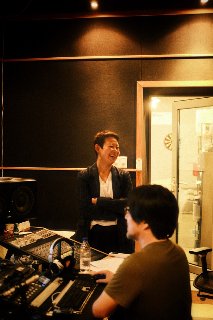 녹음실에서 강허달림이 웃고 있는 모습. 본인 제공