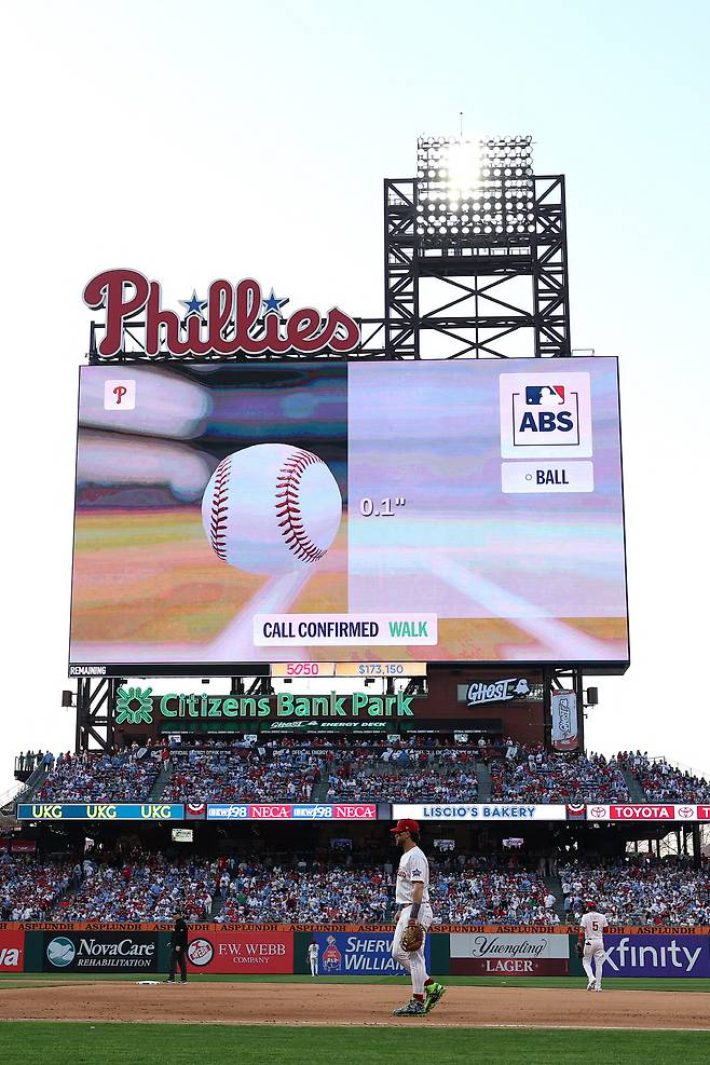 필라델피아와 텍사스의 경기에서 ABS에 따라 볼 판정이 가려지는 모습. 연합뉴스 