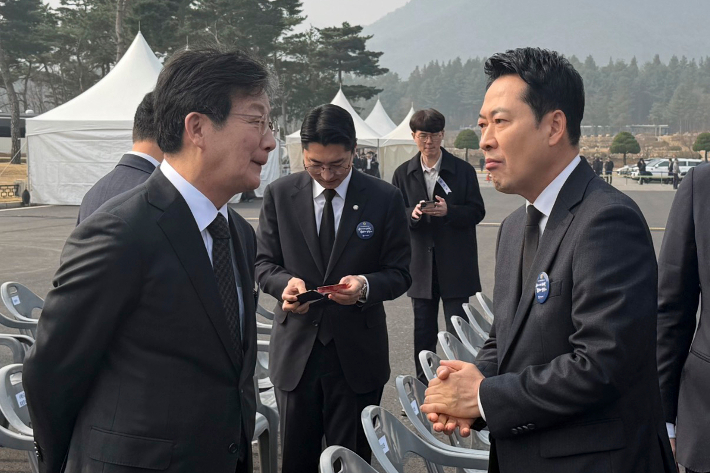 국민의힘 장동혁 대표가 27일 대전 현충원에서 열린 서해수호의 날 기념식장에서 유승민 전 의원을 만나 대화하고 있다. 연합뉴스