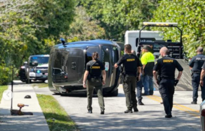 전복된 타이거우즈 차량. SNS 캡처