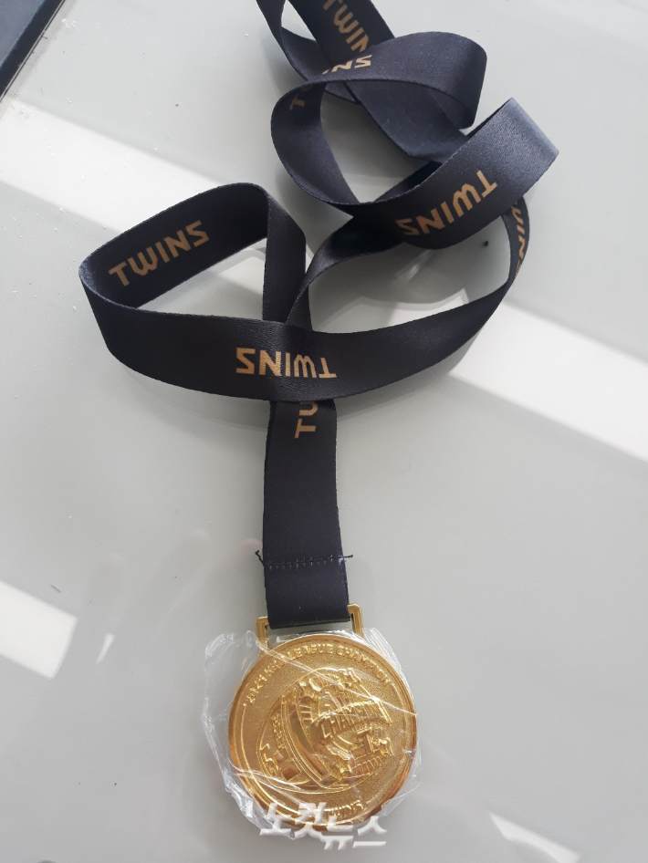 28일 개막전에서 관중에게 증정된 LG의 우승 기념 메달. 노컷뉴스 