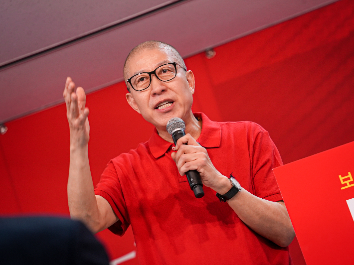 삭발 뒤 경선 선거사무소 캠프 개소식에 참석한 박형준 시장. 캠프 제공