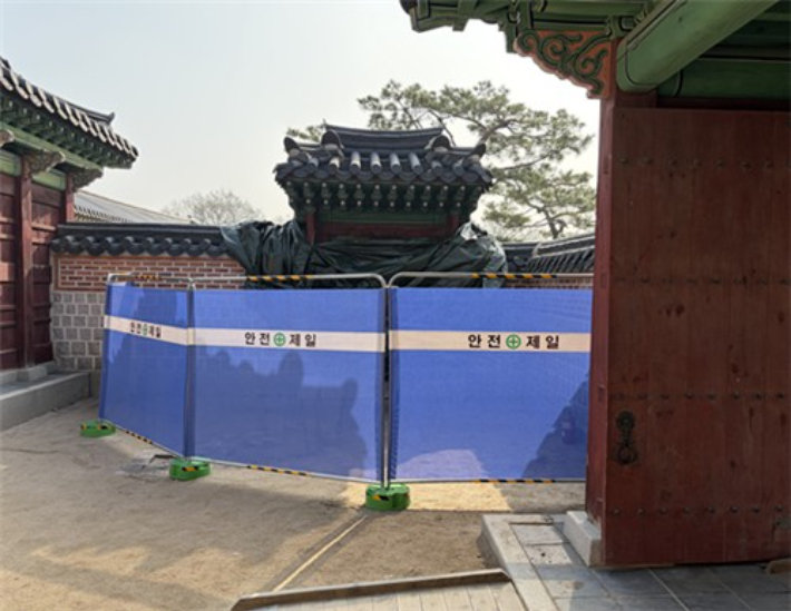28일 새벽에 발생한 화재로 피해를 입은 경복궁 자선당 삼비문 일대에 가림막이 설치돼 있다. 국가유산청 제공