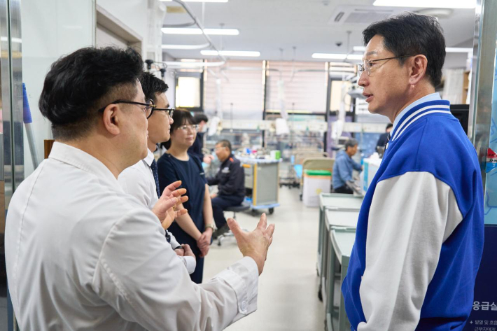 김경수 경남지사 후보가 고성군 강병원을 찾아 응급의료 상황을 점검했다. 민주당 경남도당 제공 