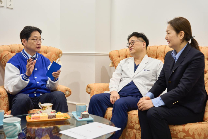 김경수 경남지사 후보가 고성군 강병원을 찾아 응급의료 상황을 점검했다. 민주당 경남도당 제공 