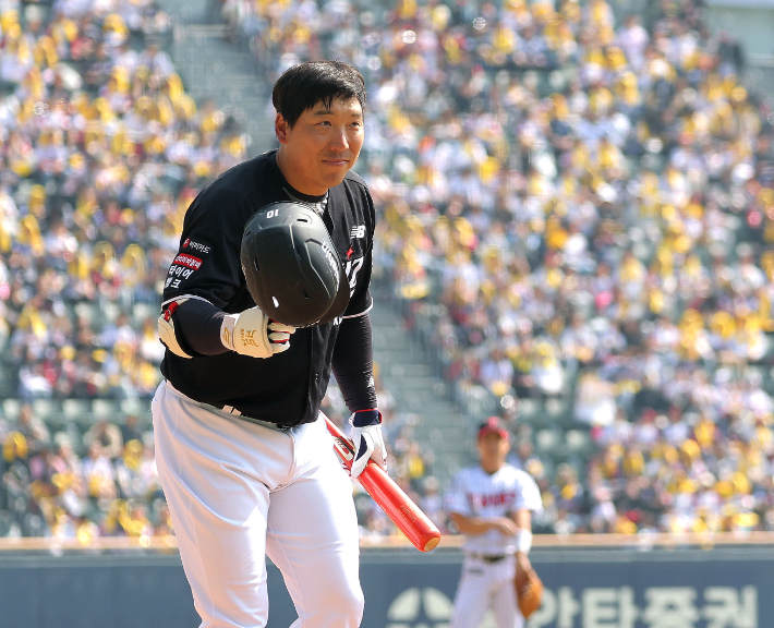 프로야구 정규시즌 개막일인 28일 서울 잠실야구장에서 열린 kt 위즈와 LG 트윈스의 경기. 1회초 kt 2번 타자로 출전한 김현수가 전 소속팀인 LG 응원석을 향해 인사를 하고 있다. 연합뉴스 