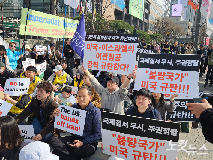 28일 오후 서울 광화문KT 빌딩 앞 인도에서 파병 반대를 외치는 집회가 진행되고 있다. 이원석 기자