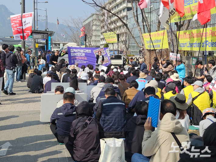 28일 오후 '침략전쟁규탄파병반대평화행동' 집회가 광화문 인근에서 진행되고 있다. 이원석 기자