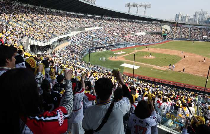 프로야구 정규 시즌 개막일인 28일 kt 위즈와 LG 트윈스의 경기가 열린 서울 잠실 야구장에서 만원을 이룬 팬들이 열띤 응원을 펼치고 있다. 연합뉴스 