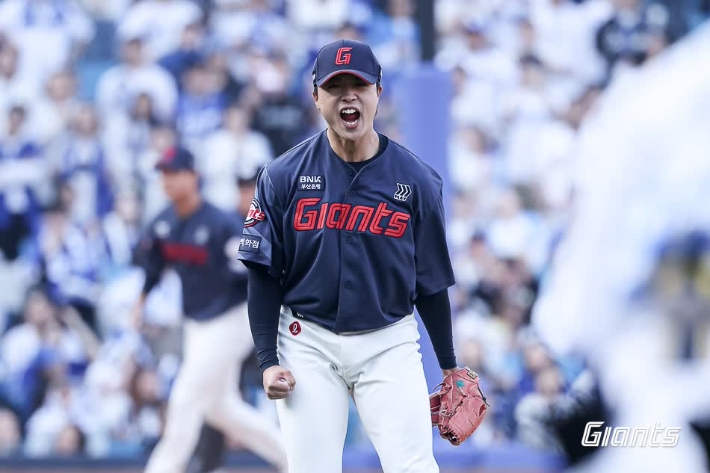 롯데 우완 박정민이 28일 삼성과 원정에서 세이브를 따낸 뒤 포효하고 있다. 롯데 