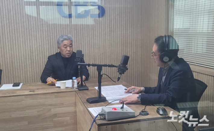 왼쪽부터 충북도립대 천범산 총장, 김종현 앵커. 충북CBS